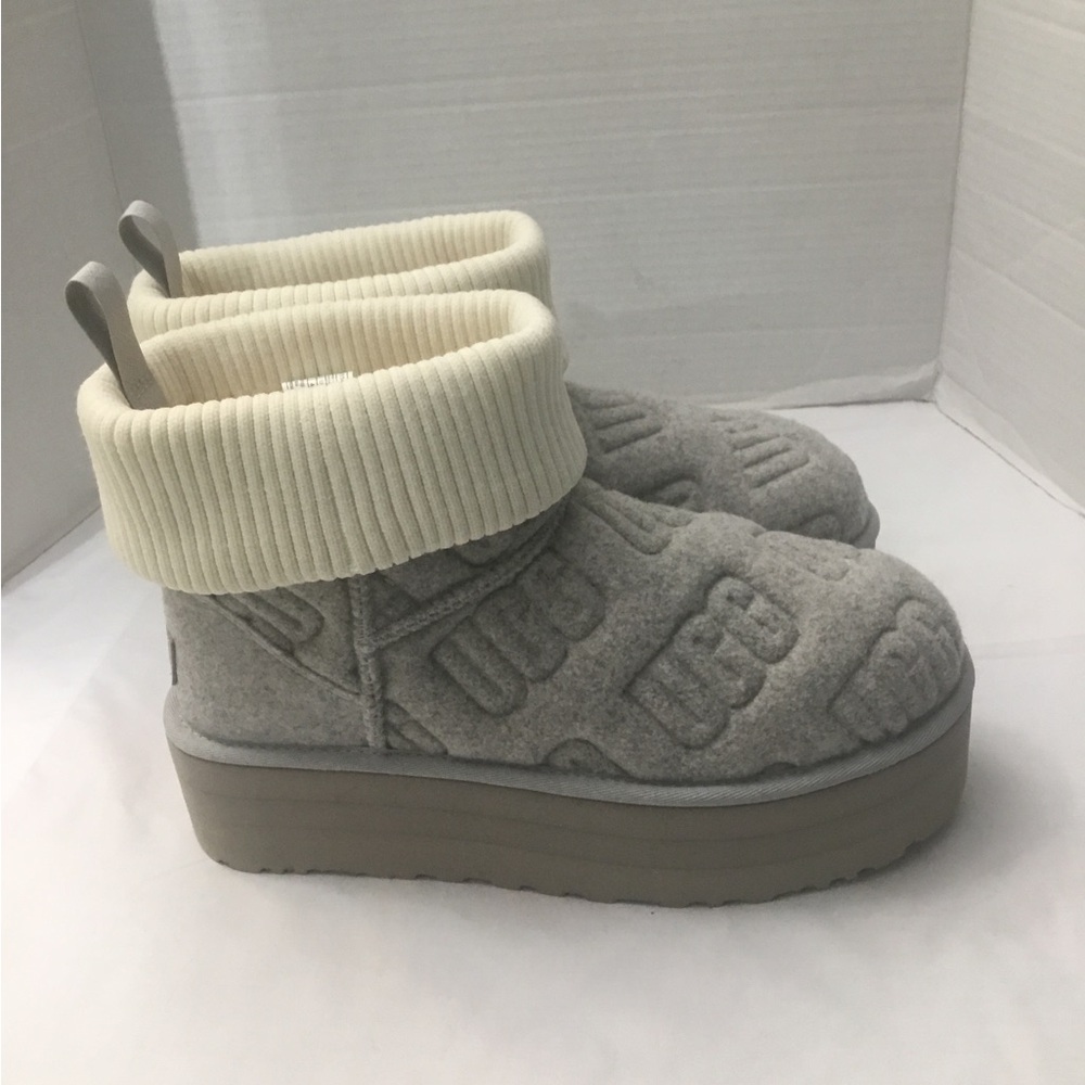 UGGS BOOTS - Picture 2 of 14